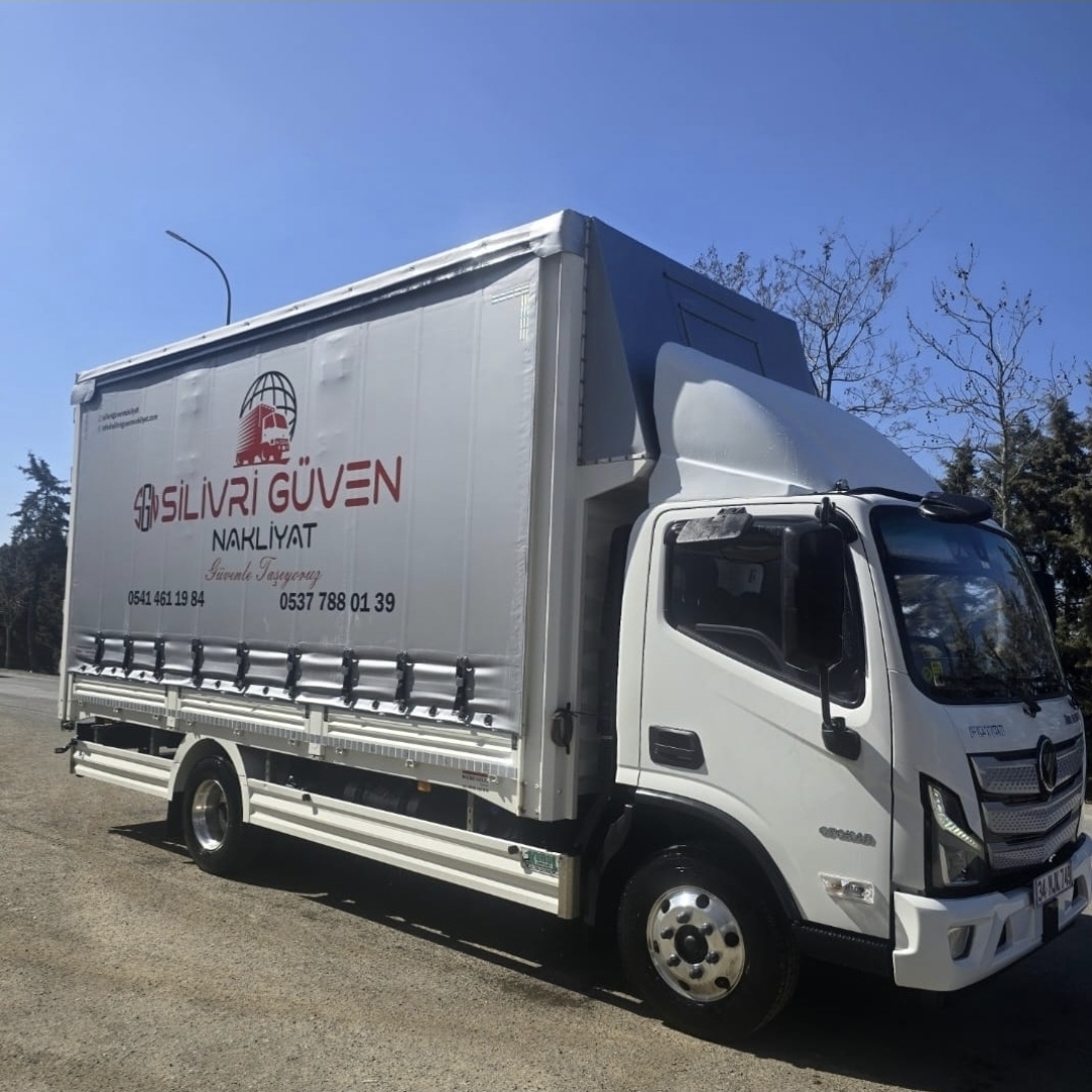 Silivri Güven Nakliyat markalı perdelili kamyon