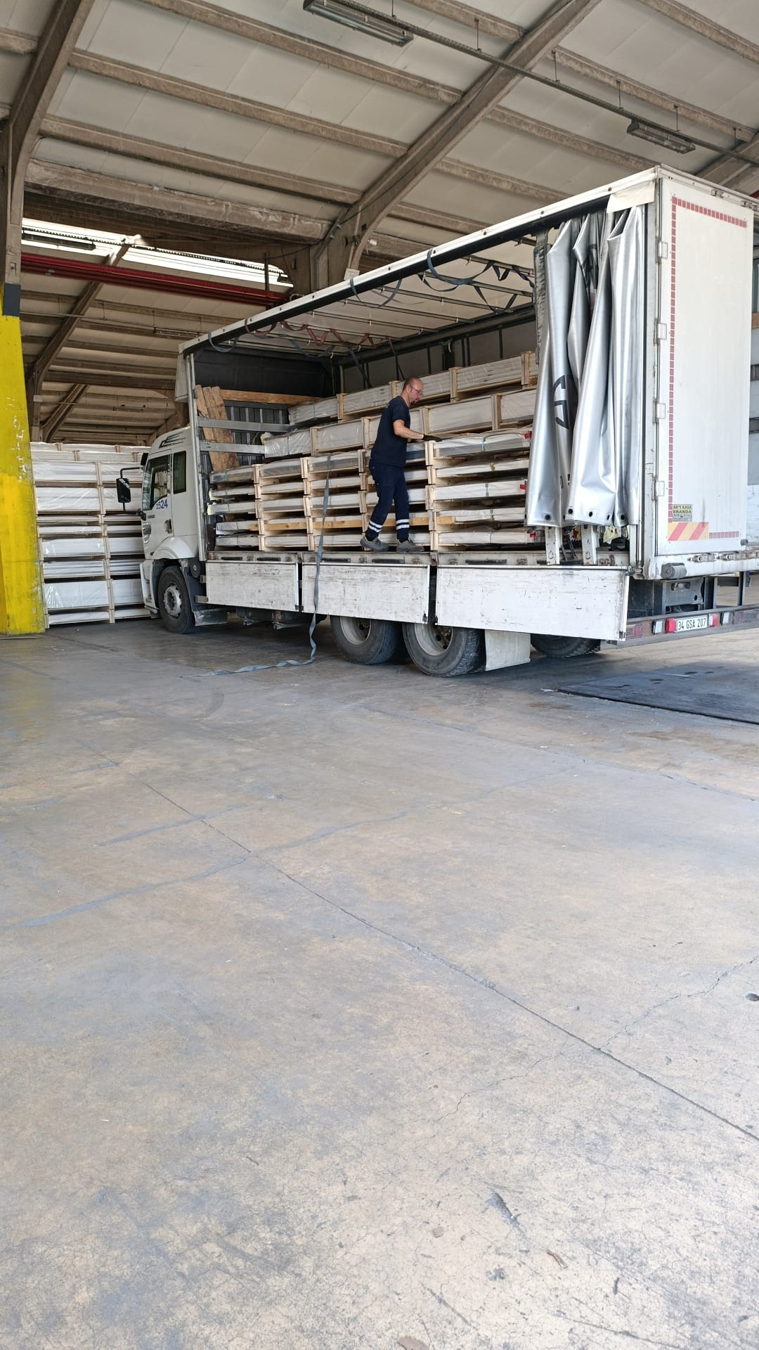 Silivri Güven Nakliyat fabrika yükleme işlemi